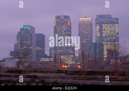 Jetée à l'abandon et la structure d'horizon Canary Wharf à Londres, Angleterre Banque D'Images