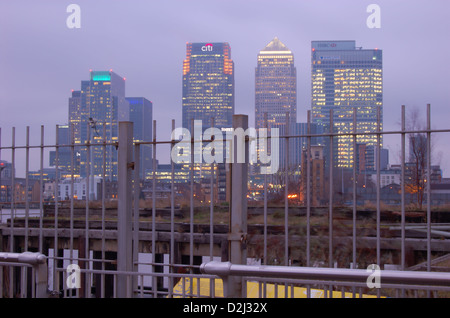 Jetée à l'abandon et la structure d'horizon Canary Wharf à Londres, Angleterre Banque D'Images