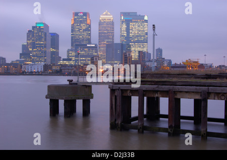 Jetée à l'abandon et la structure d'horizon Canary Wharf à Londres, Angleterre Banque D'Images