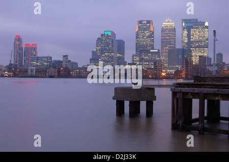 Jetée à l'abandon et la structure d'horizon Canary Wharf à Londres, Angleterre Banque D'Images