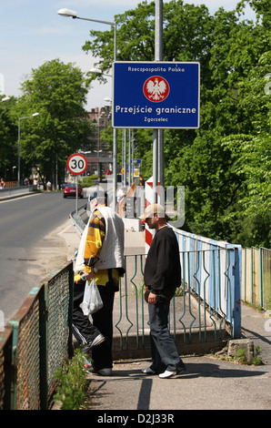 Wrocław, Pologne, deux passants de retour de shopping retour du côté polonais Banque D'Images