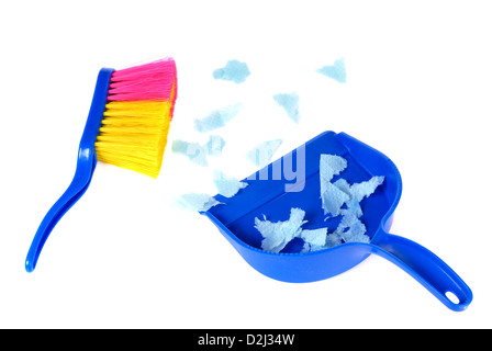 Pelle et balayette balayer le blanc de la neige, pas de personnes Photo  Stock - Alamy