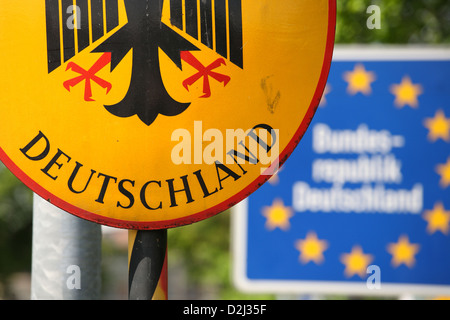 Goerlitz, la Pologne, l'Allemagne de l'Ouest signe avec l'aigle allemand et de l'Europe bouclier Banque D'Images