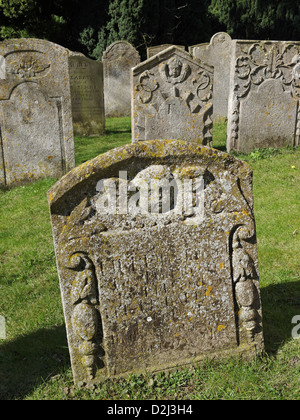 Une vieille pierre tombale à l'église St Martin, Ancaster, Lincolnshire, Angleterre. Banque D'Images