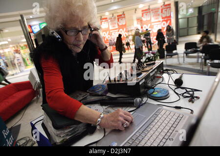 Gdansk, Pologne 25, janvier 2013 73 ans Dame Barbara Szmyt aka DJ Wika effectue au cours de l'événement pour les aînés à Gdansk. Wika DJ DJ Lady est la plus ancienne en Pologne. Credit : Michal Fludra / Alamy Live News Banque D'Images