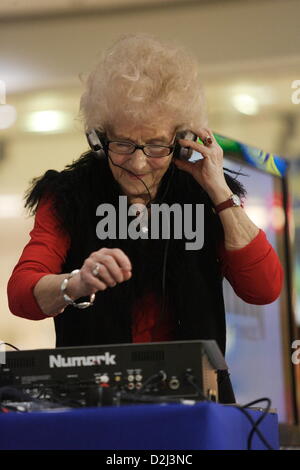 Gdansk, Pologne 25, janvier 2013 73 ans Dame Barbara Szmyt aka DJ Wika effectue au cours de l'événement pour les aînés à Gdansk. Wika DJ DJ Lady est la plus ancienne en Pologne. Credit : Michal Fludra / Alamy Live News Banque D'Images