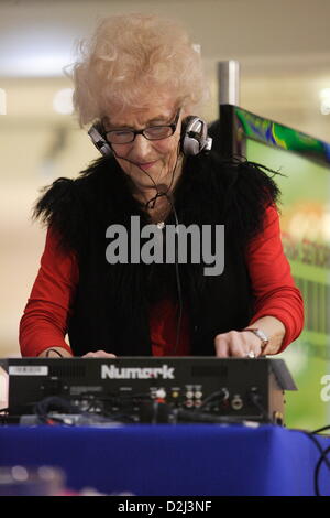 Gdansk, Pologne 25, janvier 2013 73 ans Dame Barbara Szmyt aka DJ Wika effectue au cours de l'événement pour les aînés à Gdansk. Wika DJ DJ Lady est la plus ancienne en Pologne. Credit : Michal Fludra / Alamy Live News Banque D'Images