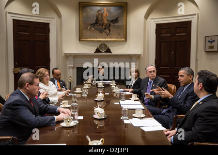 Washington DC, USA. Le 25 janvier 2013. Le président américain Barack Obama rencontre des membres du Congressional Hispanic Caucus dans la Roosevelt Room de la Maison Blanche le 25 janvier 2013 à Washington, DC. Credit : Planetpix / Alamy Live News Banque D'Images