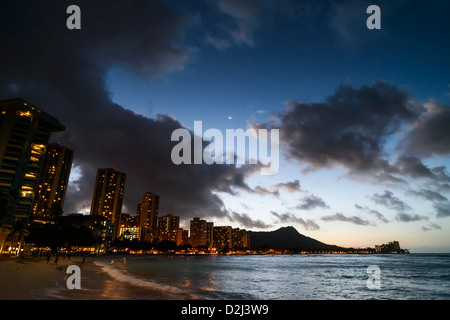 La plage de Waikiki, Honolulu, Oahu Sunrise, Florida, USA Banque D'Images