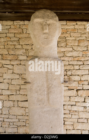 Corse : Patrimonio - U Nativu / limestone statue-menhir de 900-800 av. Banque D'Images