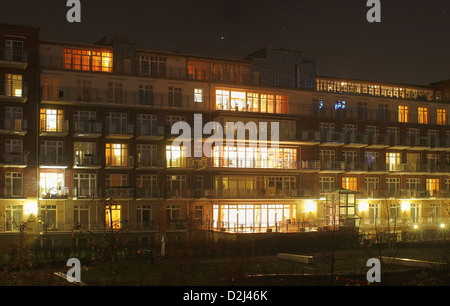 Berlin, Allemagne, les personnes âgées et un centre de maison sur la rivière Spree Banque D'Images