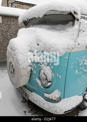 Un 1971 'early bay' VW camper van couvertes de neige. Lincolnshire, Angleterre. Banque D'Images