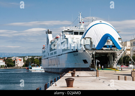 Car-ferry amarré à Zadar en Croatie sur la côte Croate Banque D'Images