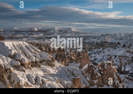 La ville de Göreme, à l'hiver en Cappadoce, Anatolie centrale de la Turquie Banque D'Images