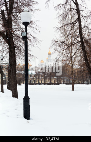 Voir d'Ivan le Grand clocher de l'hiver place urbaine, Moscou Banque D'Images