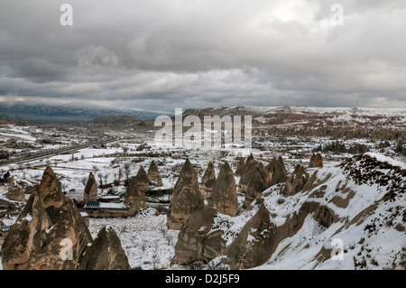 La ville de Göreme, à l'hiver en Cappadoce, Anatolie centrale de la Turquie Banque D'Images