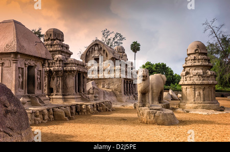 Cinq Rathas, Mamallapuram, Tamil Nadu, Inde. Un exemple de 7e siècle rock monolithique la sculpture. Banque D'Images