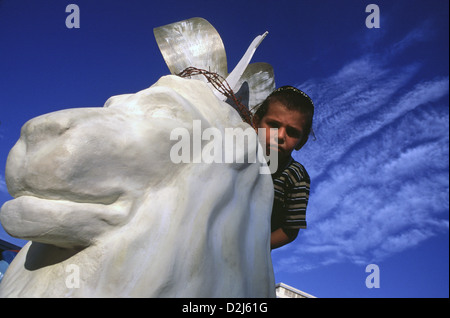 Garçon juif équitation un Lion sculpture à la cour de l'hôtel de ville dans la partie ouest de Jérusalem Israël Banque D'Images