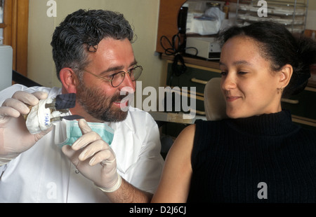 Teenage girl talking de dentiste au sujet de ses appareils de radiographie dentaire Banque D'Images