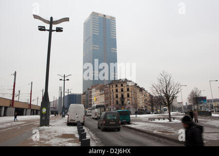 La gare du Midi et Tour du Midi, Bruxelles, Belgique. Le 25 janvier 2013. Un pic de pollution de niveau 1 d'alerte au smog a été annoncé pour le jeudi 24 et vendredi 25 janvier 2013, dans la capitale de la Belgique, Bruxelles. Credit : deadlyphoto.com / Alamy Live News Banque D'Images