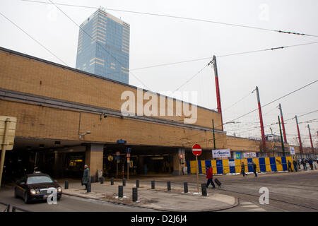 La gare du Midi et Tour du Midi, Bruxelles, Belgique. Le 25 janvier 2013. Un pic de pollution de niveau 1 d'alerte au smog a été annoncé pour le jeudi 24 et vendredi 25 janvier 2013, dans la capitale de la Belgique, Bruxelles. Credit : deadlyphoto.com / Alamy Live News Banque D'Images