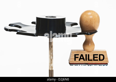 Un timbre à l'inscription n'est suspendu dans un rack de timbres, arrière-plan blanc Banque D'Images