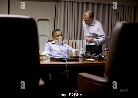 Le président américain Barack Obama travaille sur son discours à la nation avec Ben Rhodes, Vice-conseiller à la sécurité nationale à la communication stratégique, à bord d'Air Force One avant l'atterrissage du 1er mai 2012, en Afghanistan. Banque D'Images