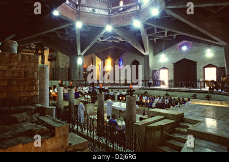 Messe catholique à la grotte de l'église de l'annonciation on parle parfois aussi de la basilique de l'Annonciation dans la ville de Nazareth, dans le Nord d'Israël Banque D'Images