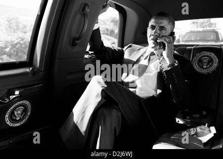 Le président Barack Obama tient une conférence téléphonique avec des conseillers pour discuter de l'Aurora, Colorado au cours de fusillades, le défilé de trajet de l'Aéroport International de Palm Beach à Palm Beach, en Floride, le 20 juillet 2012. Le président d'information par téléphone sont le directeur du FBI Robert Mueller, chef de cabinet Jack Lew, et John Brennan, Assistant du Président pour la sécurité intérieure et la lutte antiterroriste. Banque D'Images