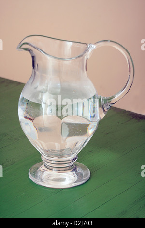 Carafe d'eau sur l'ancienne table Banque D'Images