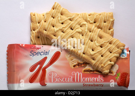 Sachet de 2 fraise Biscuit Special K de Kellogg's instants ouvert avec contenu retiré situé sur fond blanc - à la recherche vers le bas d'en haut Banque D'Images