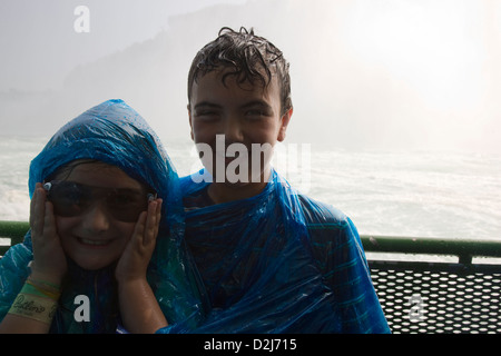 Les enfants dans des imperméables à bord du Maid of the Mist excursion en bateau dans la région de Niagara Falls, Canada Banque D'Images