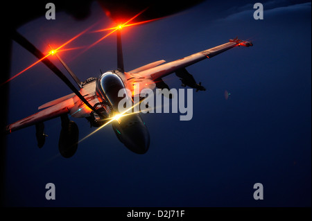 Un F-18 Hornet de l'US Navy reçoit le carburant dans un KC-10A Extender sur l'Afghanistan le 5 octobre 2009. Banque D'Images