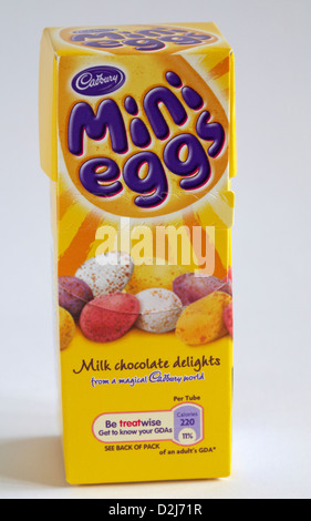 Carton de lait oeufs Cadbury mini délices de chocolat prêt pour Pâques isolé sur fond blanc Banque D'Images