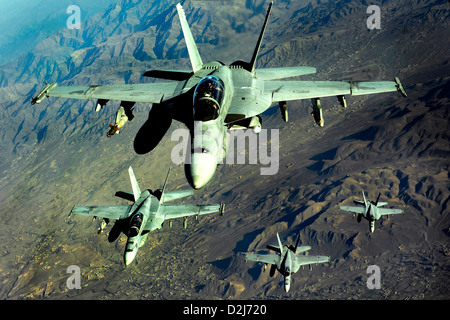 La Marine américaine quatre F/A-18 Hornet voler sur les montagnes en Afghanistan le 25 novembre 2010. Banque D'Images