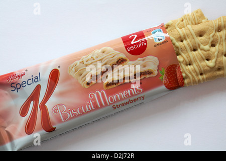 Sachet de 2 fraise Biscuit Special K de Kellogg's instants ouvert pour afficher contenu situé sur fond blanc - à la recherche vers le bas d'en haut Banque D'Images