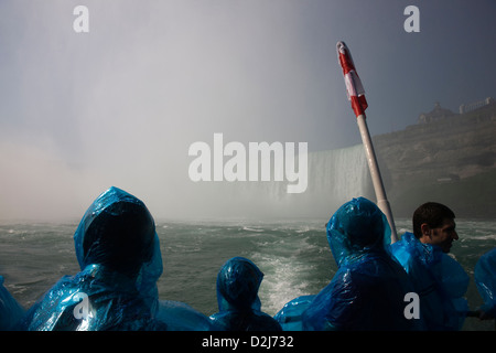 Les enfants dans des imperméables à bord du Maid of the Mist excursion en bateau dans la région de Niagara Falls, Canada Banque D'Images