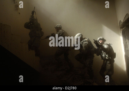 Les soldats de l'Armée de nous préparer pour effacer un escalier pendant un exercice de formation combinée avec des soldats iraquiens près de Bahbahani, l'Iraq le 6 juin 2009. Banque D'Images