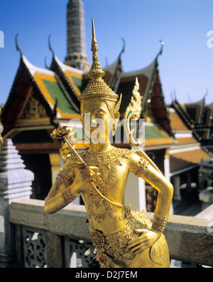 Thaïlande, Bangkok, Wat Phra Keo, Royal Temple du Bouddha d'Émeraude, une statue dorée de Kinaree Banque D'Images