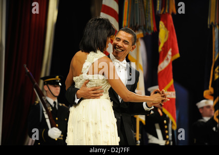 Le président Barack Obama et Première Dame Michelle Obama danse à la Mid-Atlantic Ball à Washington, DC Le 20 janvier 2009. Banque D'Images