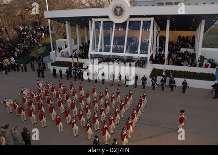 L'Armée américaine Old Guard Fife and Drum Corps depuis mars la tribune présidentielle lors de la première parade inaugurale présidentielle 2009 Obama à Washington, DC Le 20 janvier 2009. Banque D'Images