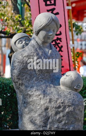 La mère et l'enfant, statue d'Asakusa Kannon temple bouddhiste Banque D'Images