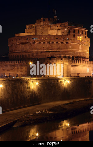 Vue sur le château Sant' Angelo le soir à Rome, Italie Banque D'Images