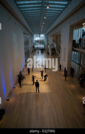 Les danseurs de la musique. Kenneth et Anne Griffen Cour dans l''aile moderne de l'Art Institute de Chicago, Chicago, Illinois. Banque D'Images