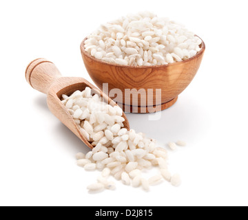 Riz Arborio dans un bol en bois isolé sur fond blanc Banque D'Images