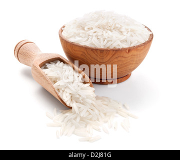 Le riz basmati dans un bol en bois isolé sur fond blanc Banque D'Images