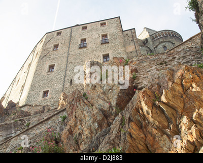 Sacra di San Michele (Abbaye Saint Michel) sur le mont Pirchiriano St Ambrogio en Italie Banque D'Images