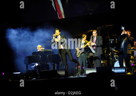 Toronto, Canada. Le 25 janvier 2013. Musicien de jazz Matt Dusk effectue lors d'un hommage à sa retraite le premier ministre ontarien Dalton McGuinty. La décision du parti libéral provincial est réunion 25 Jan à la Maple Leaf Gardens à voter pour un successeur au Premier Ministre Dalton McGuinty de l'Ontario actuel. Credit : Victor Biro / Alamy Live News. Banque D'Images