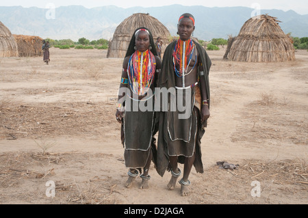 Deux femmes marchant dans village Arbore Banque D'Images