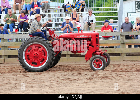 International Harvester Farmall 200 tracteur antique Banque D'Images